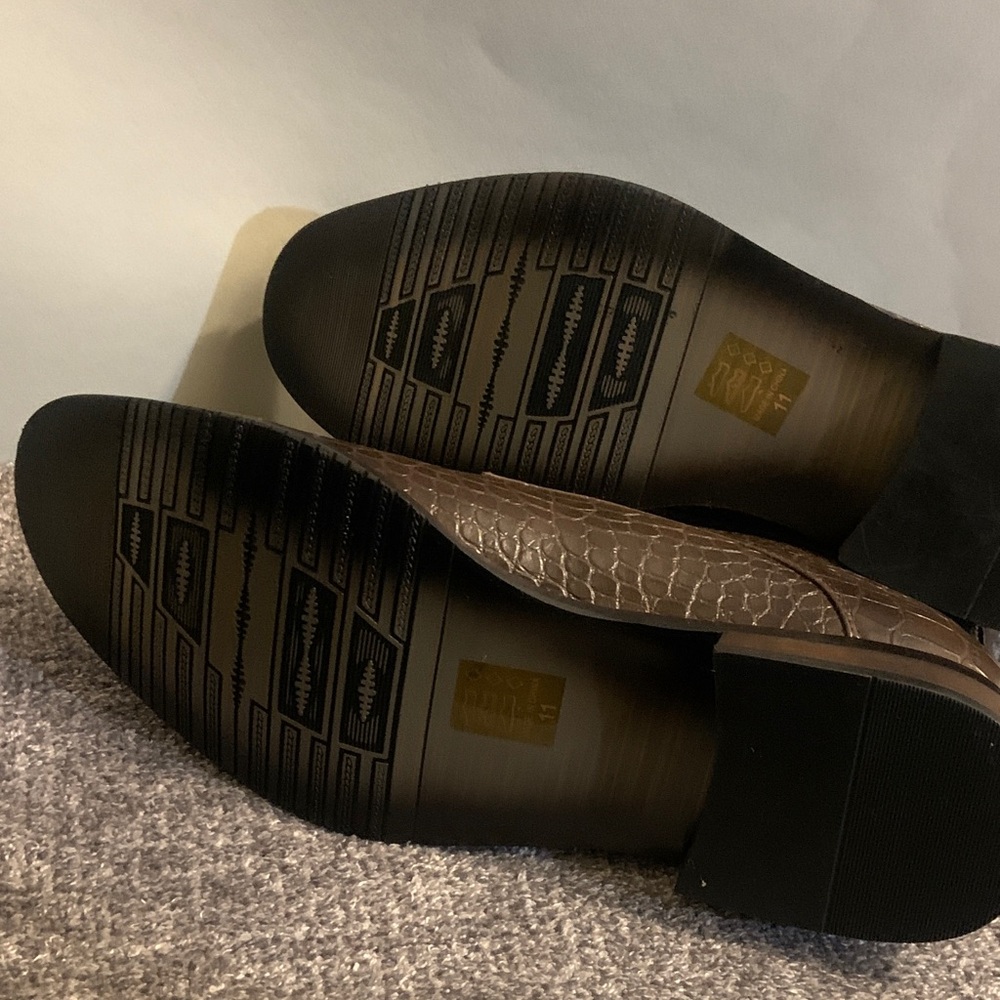 Sophisticated Brown Crocodile Pattern Chukka Boots - image 4